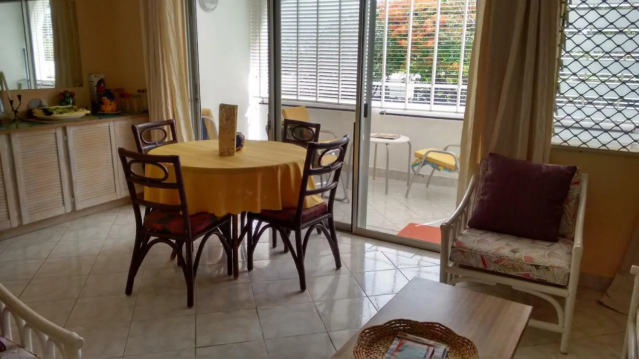 Condominium 220 세인트 제임스 아파트